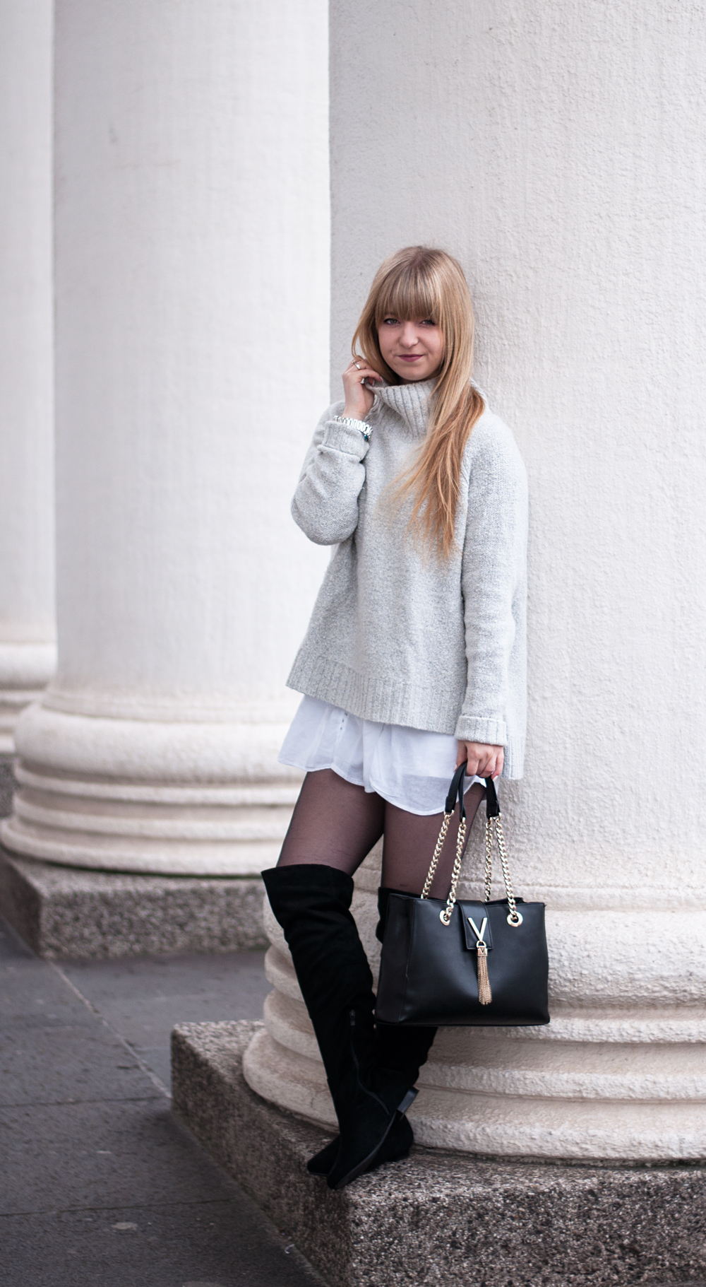 fashion-blogger-modeblogger-duisburg-layering-winter-outfit-look-cozy-turtleneck-sweater-overknee-boots-valentino-bag-2