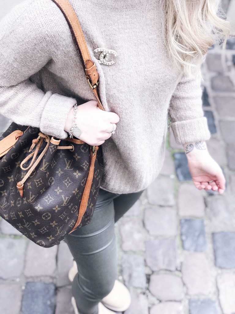 Outfit with a Crossbody Vintage Chanel Tote Bag - Lollipuff